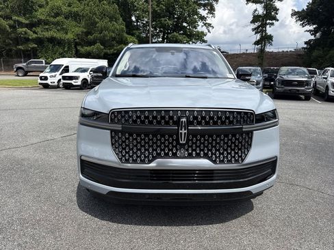 Used 2025 Lincoln Navigator L Reserve AWD/4WD image 2