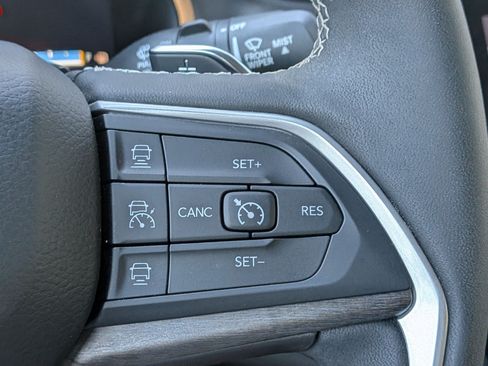 Used 2023 Jeep Grand Cherokee Limited w/ Black Appearance Package AWD/4WD image 16