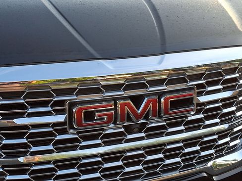 Used 2023 GMC Terrain Denali w/ Denali Premium Package AWD/4WD image 8