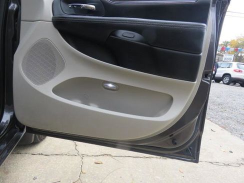 Used 2019 Dodge Grand Caravan SXT image 16