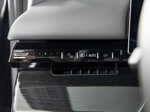 Used 2025 BMW 530i xDrive 530i xDrive w/ Premium Package image 12