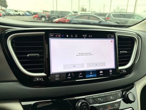 Used 2024 Chrysler Pacifica Touring-L FWD image 28