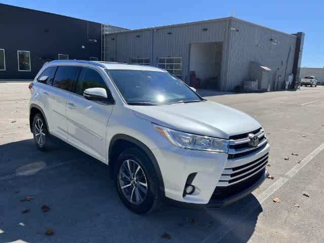 Used 2019 Toyota Highlander XLE w/ Protection Package #3 AWD/4WD image 2