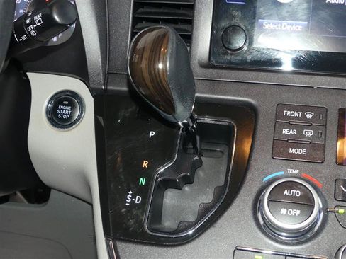 Used 2017 Toyota Sienna XLE image 38