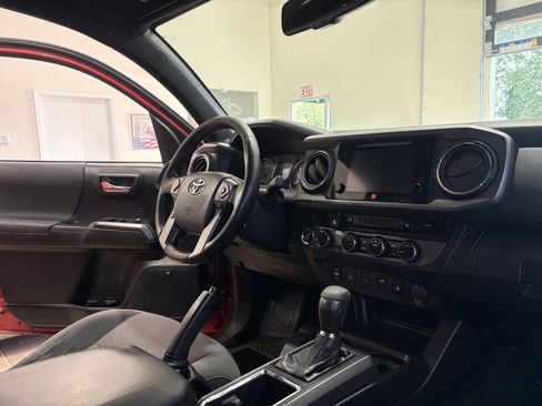Used 2017 Toyota Tacoma TRD Sport AWD/4WD image 26
