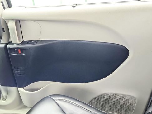 Used 2024 Chrysler Pacifica Touring-L image 30