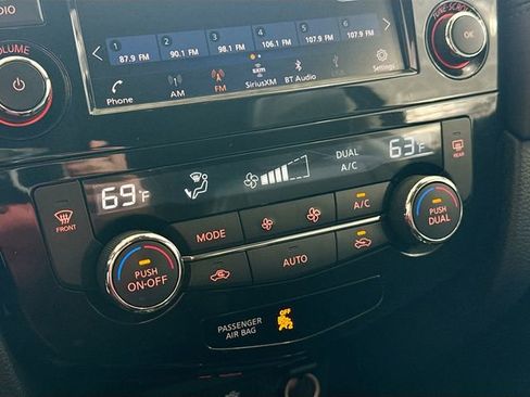 Used 2019 Nissan Rogue SL image 17