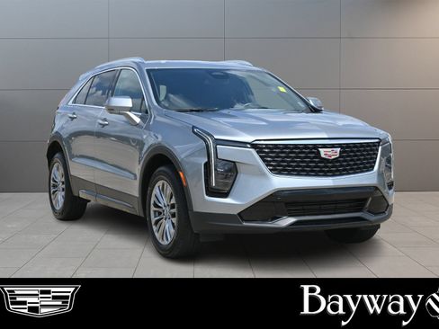 Used 2025 Cadillac XT4 Premium Luxury FWD image 4