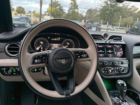 Used 2021 Bentley Bentayga image 4