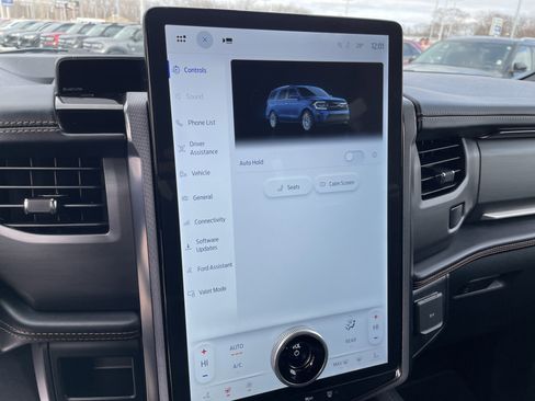 Used 2024 Ford Expedition Platinum image 32