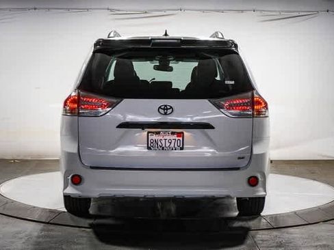 Certified 2020 Toyota Sienna SE image 4