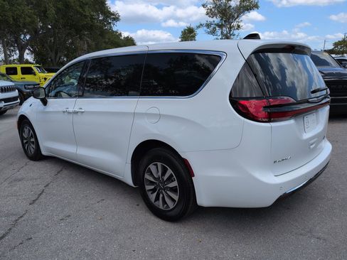 Used 2024 Chrysler Pacifica Select FWD image 7