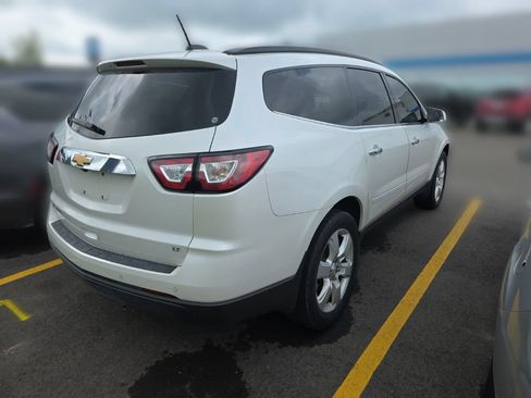 Used 2017 Chevrolet Traverse LT w/ Style and Technology Package FWD image 4