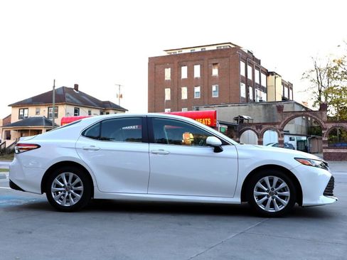 Used 2020 Toyota Camry LE image 8