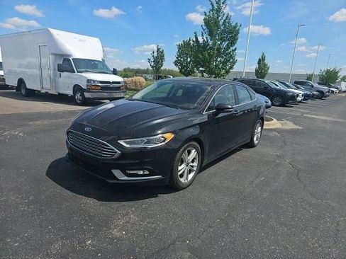 Used 2018 Ford Fusion SE w/ Fusion SE Technology Package image 2