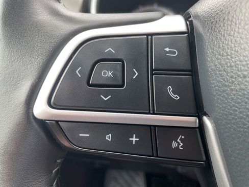 Used 2024 Toyota Highlander XLE AWD/4WD image 13