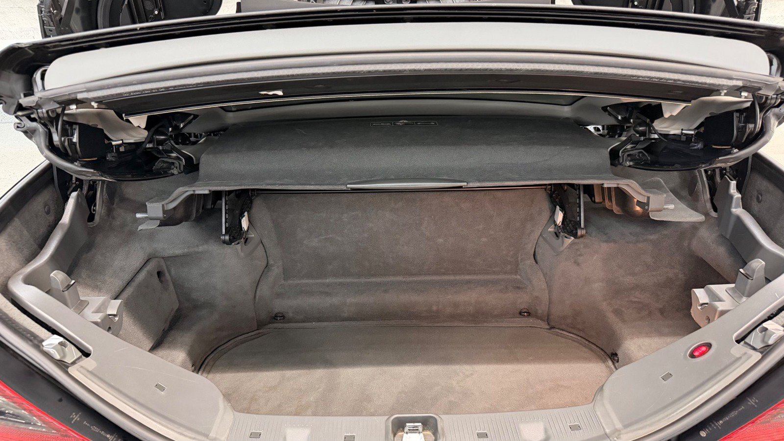 Used 2011 Mercedes-Benz SL 550 image 12