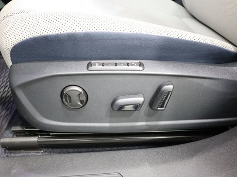 Used 2025 Volkswagen ID.4 Pro S Plus AWD/4WD image 14