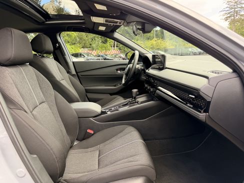 Used 2025 Honda Accord Sport image 16