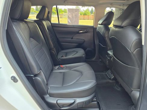 Used 2020 Toyota Highlander XLE AWD/4WD image 16