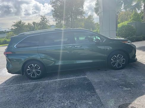 Used 2025 Toyota Sienna Platinum AWD/4WD image 3