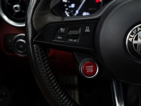 Used 2017 Alfa Romeo Giulia Quadrifoglio image 18