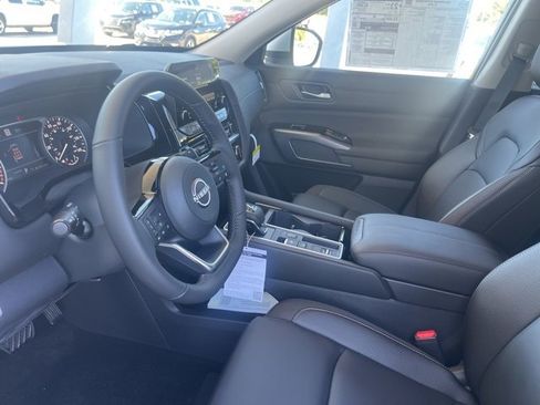 New 2025 Nissan Pathfinder SL image 10