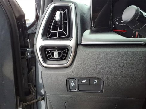 Used 2023 Kia Sorento LX image 14