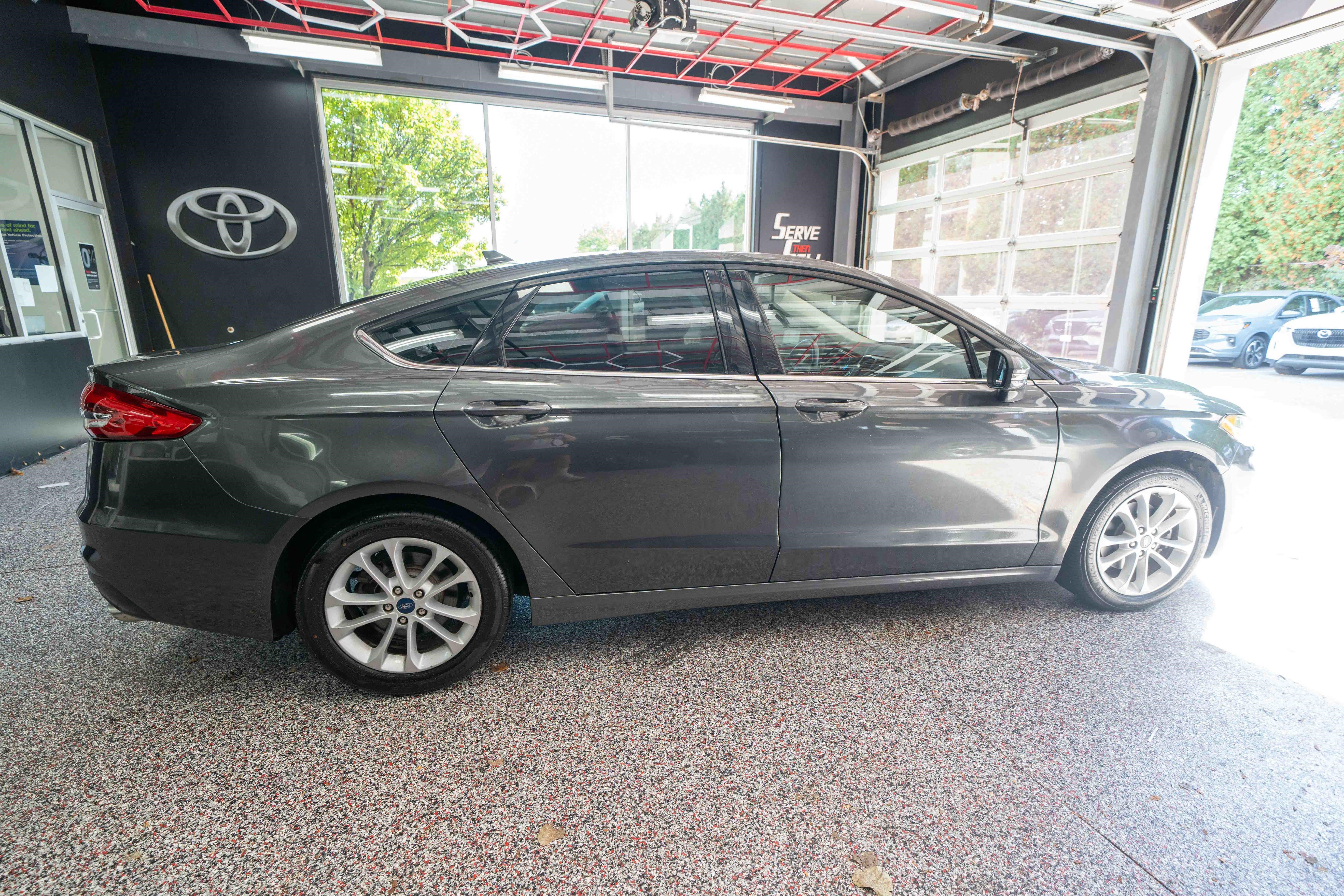 Used 2020 Ford Fusion SE FWD image 4