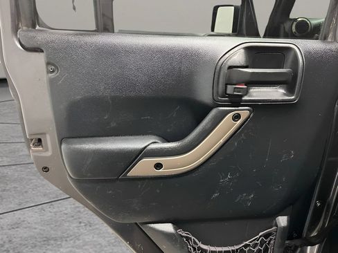 Used 2016 Jeep Wrangler Unlimited Sahara AWD/4WD image 11