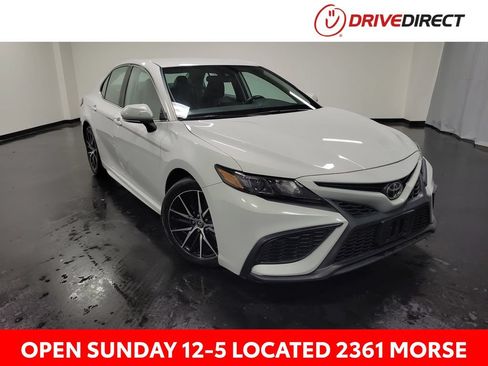 Used 2023 Toyota Camry SE FWD image 1
