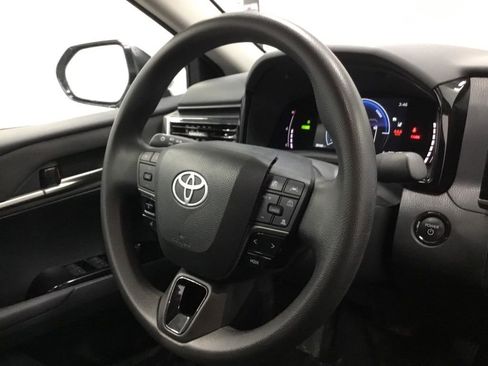 Used 2025 Toyota Camry SE image 30