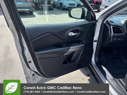Used 2019 Jeep Cherokee Limited AWD/4WD image 10