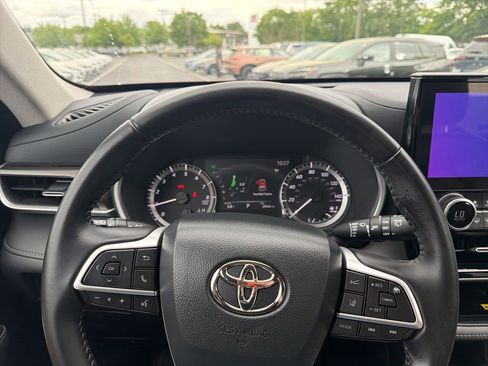 Used 2023 Toyota Highlander XLE AWD/4WD image 25