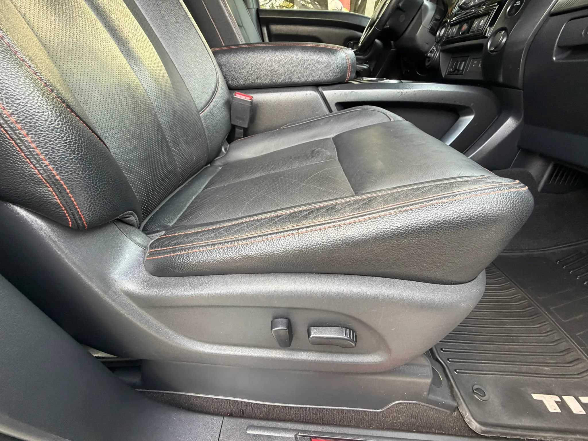 Used 2020 Nissan Titan PRO-4X w/ Pro-4x Convenience Package AWD/4WD image 14