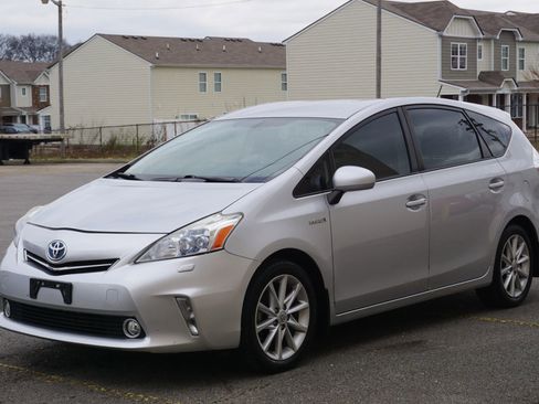 Used 2013 Toyota Prius V Five image 2