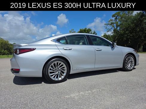 Used 2019 Lexus ES 300h Ultra Luxury w/ Accessory Package 2 FWD image 3