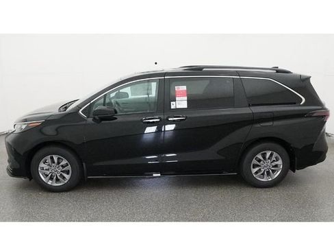 New 2026 Toyota Sienna XLE FWD image 3