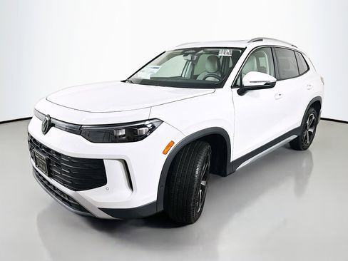 Used 2025 Volkswagen Tiguan SE image 3