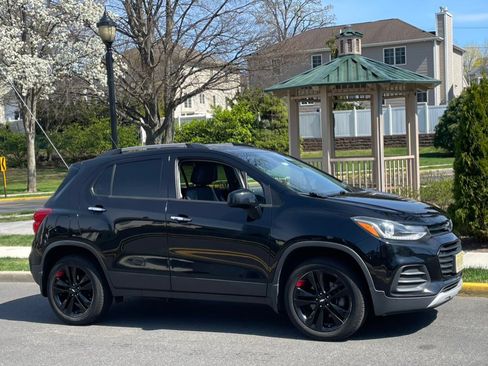 Used 2018 Chevrolet Trax LT w/ Sun & Sound Package AWD/4WD image 2