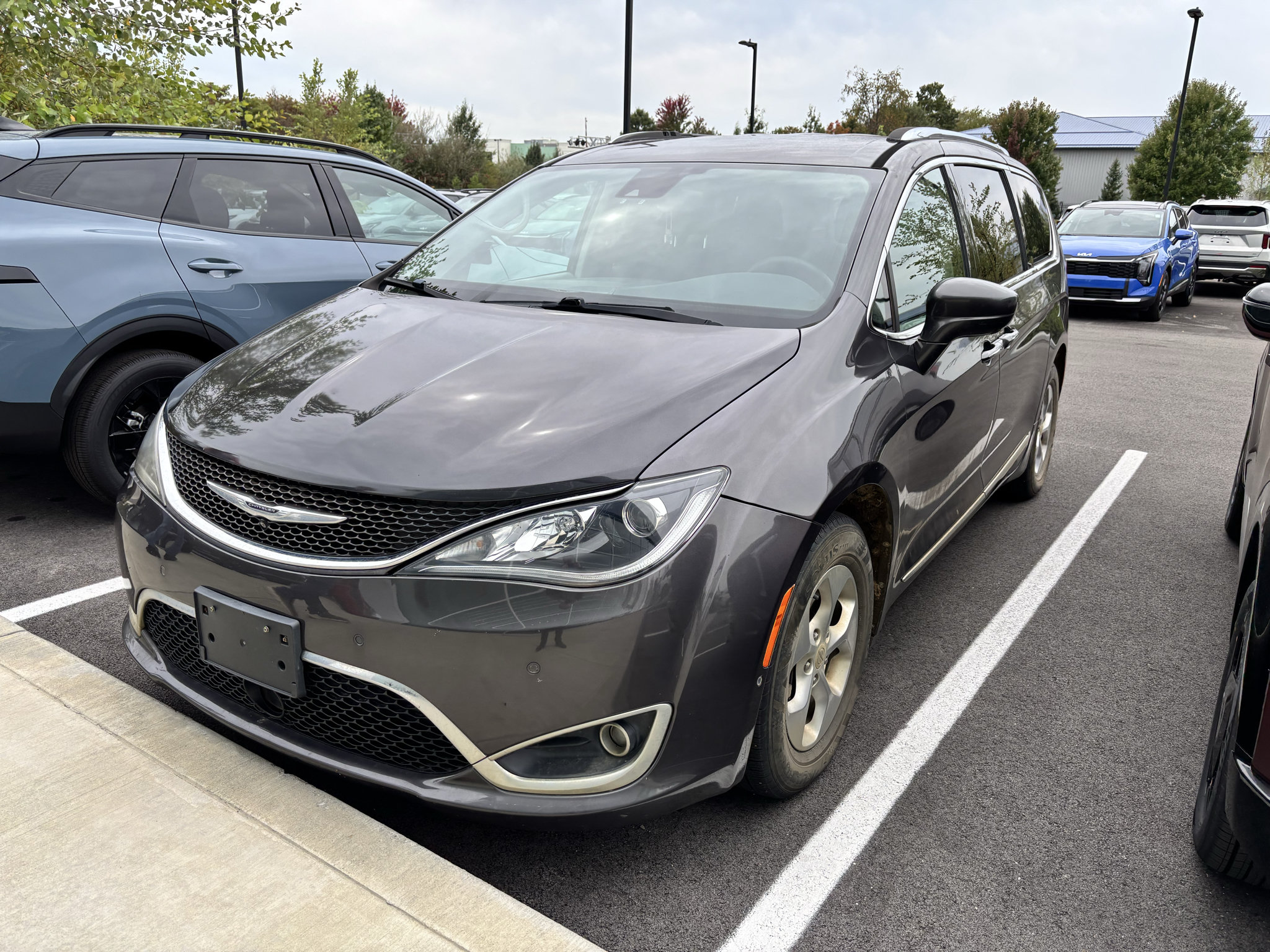 Used 2017 Chrysler Pacifica Touring-L Plus FWD image 5