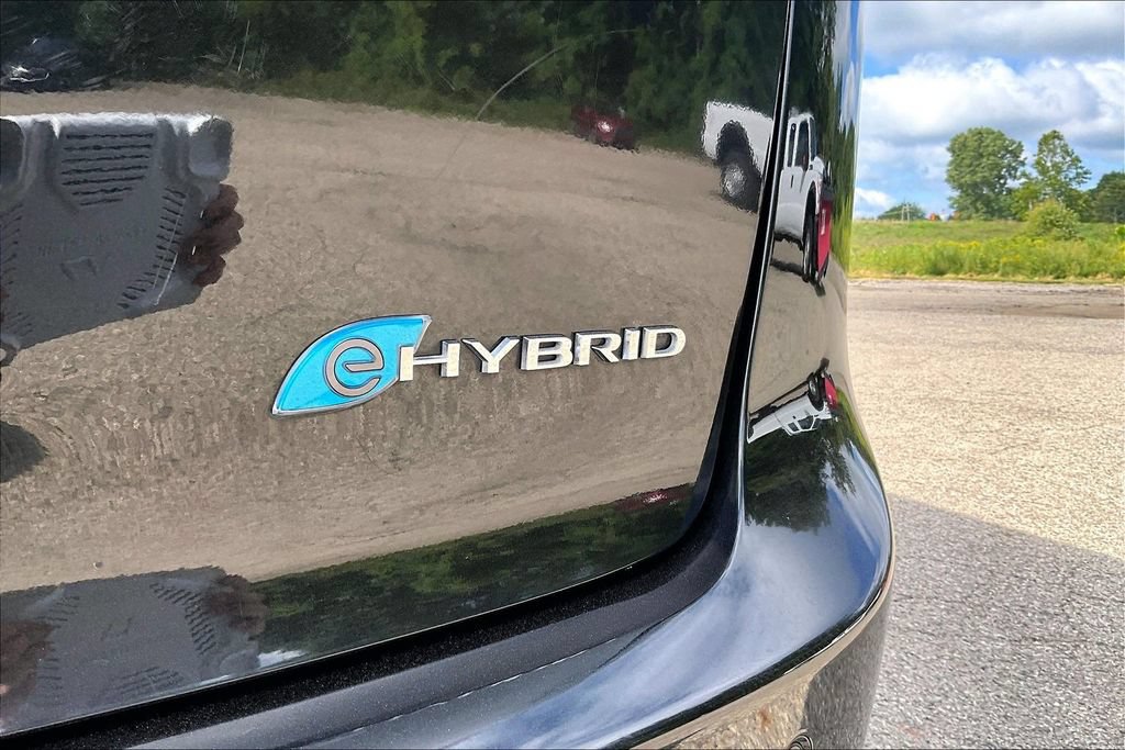 Used 2023 Chrysler Pacifica Touring-L FWD image 8