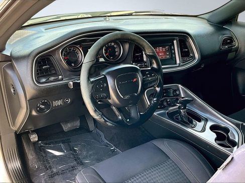 Certified 2016 Dodge Challenger SXT image 4