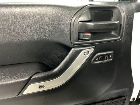 Used 2018 Jeep Wrangler Unlimited Sahara w/ Connectivity Group image 14