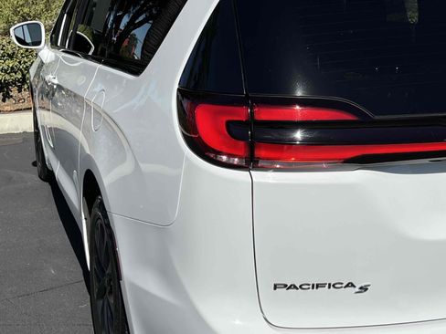 Used 2021 Chrysler Pacifica Touring w/ S Appearance Package image 59