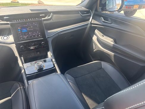 New 2025 Jeep Grand Cherokee Altitude image 19