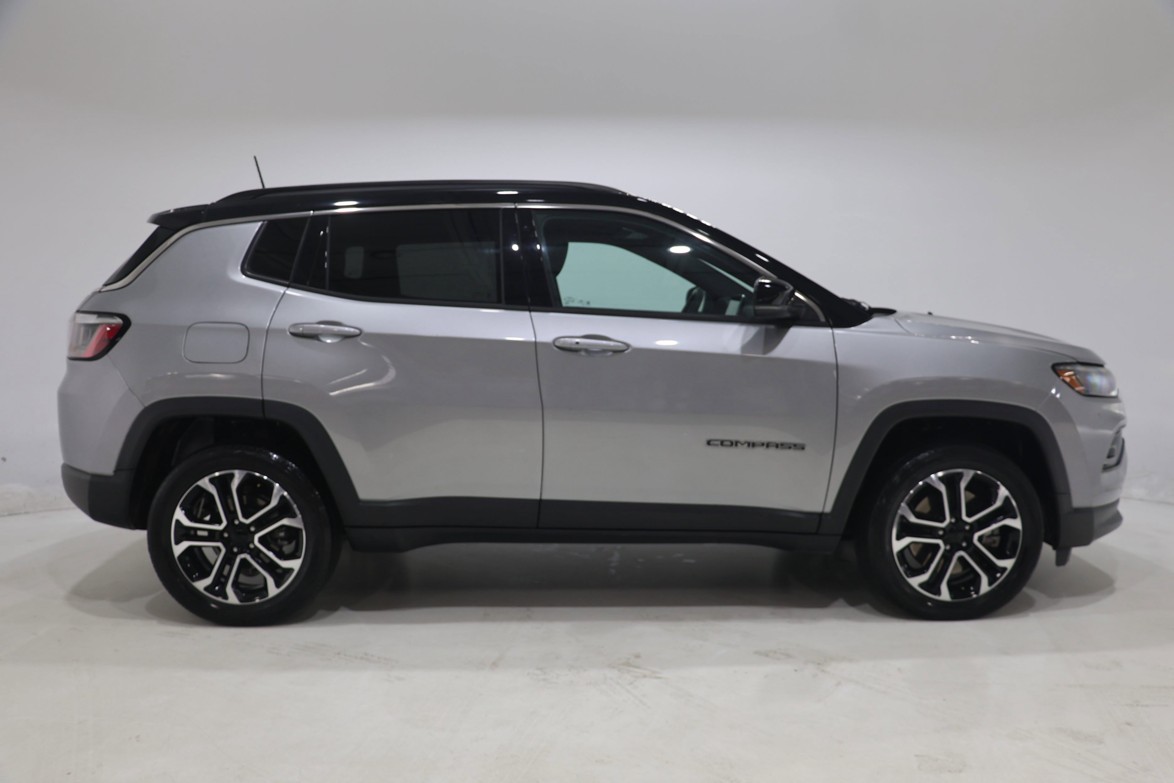 Used 2023 Jeep Compass Limited w/ Sun and Sound Group AWD/4WD image 9