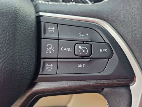 Used 2023 Jeep Grand Cherokee Limited w/ Luxury Tech Group II AWD/4WD image 22