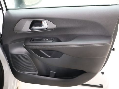 New 2026 Chrysler Voyager LX image 17