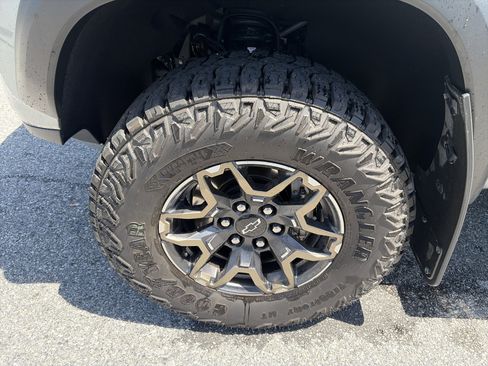 Used 2024 Chevrolet Colorado ZR2 w/ ZR2 Convenience Package III AWD/4WD image 20